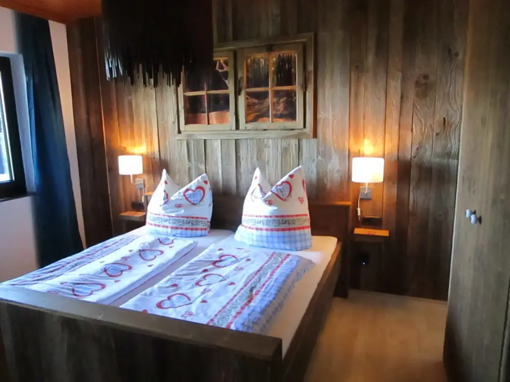 altholz-doppelbett-ferienhaus-waldidyll.jpg