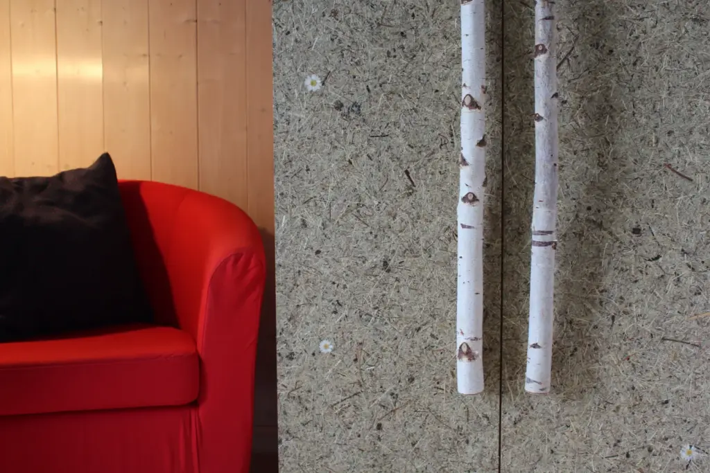 waldidyll-heutapete-birkenstamm-griffe-nahaufnahme.jpg Detailaufnahme der Heutapete und Türgriffe aus Birkenstämmen im Chalet Waldidyll.